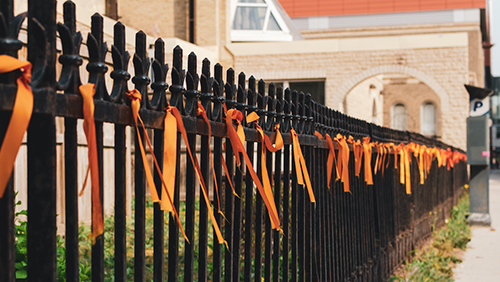 Rubans orange attachés à une clôture