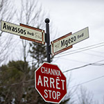 Panneaux d’arrêt et plaques indiquant les noms de rue traduits en abénaki.